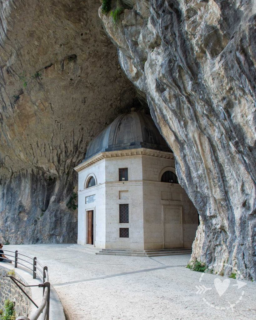 Weekend tra Umbria e Marche: la piana di Castelluccio di Norcia e le grotte di Frasassi
