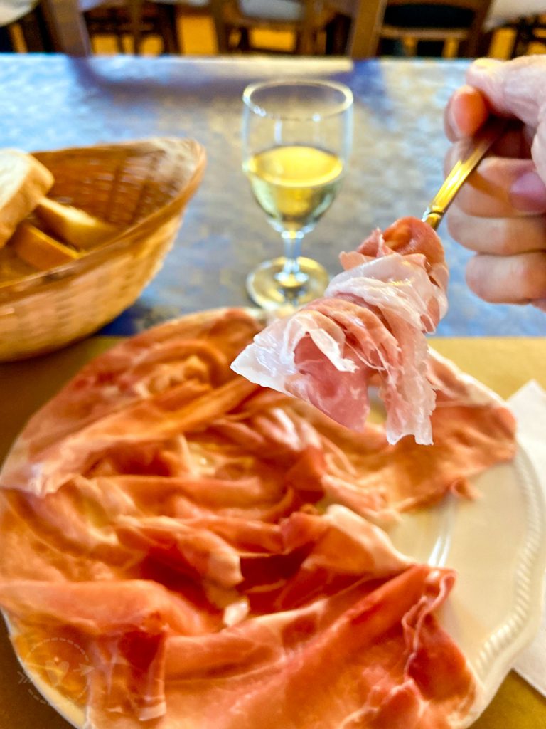 Tour gastronomico a Parma assaggiando Parmigiano e Prosciutto